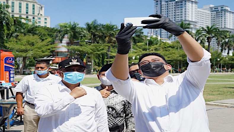 Pamer Kedekatan, Bobby dan Akhyar Selfie Bareng di Lapangan Merdeka Medan