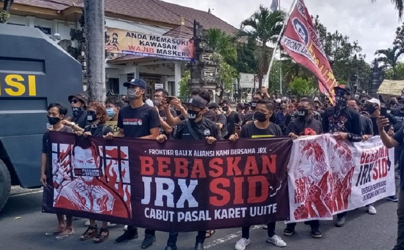 Ratusan Orang Demo Kejari Denpasar Minta Jerinx Dibebaskan