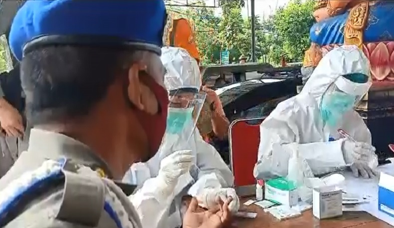 Ratusan Anggota Satpol PP Jembrana Rapid Test, 12 Orang Reaktif Langsung Isolasi