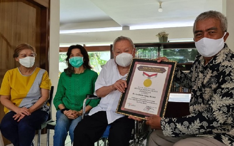 Tak Pernah Minta Bayaran ke Warga Miskin, Ini Sosok Dokter Lo yang Raih Penghargaan MURI