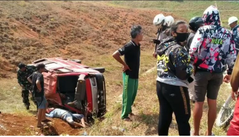 Minibus Terguling di Proyek Tol Cisumdawu, 2 Orang Tewas