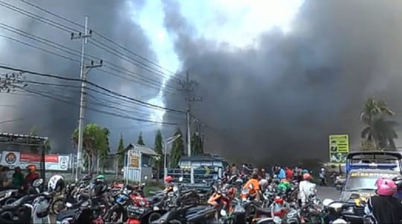 Pabrik Sparepart Motor di Lamongan Terbakar Hebat, PMK Kesulitan Padamkan Api