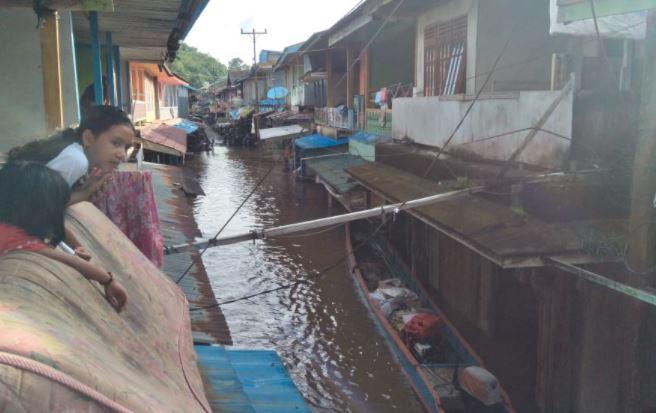 Debit Air Meninggi, Banjir di Melawi Rendam Ribuan Rumah dan Aliran Listrik Terputus