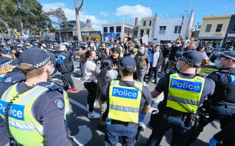 Demo Anti-Lockdown Berujung Rusuh, Polisi Tangkap Puluhan Orang Pendukung Teori Konspirasi