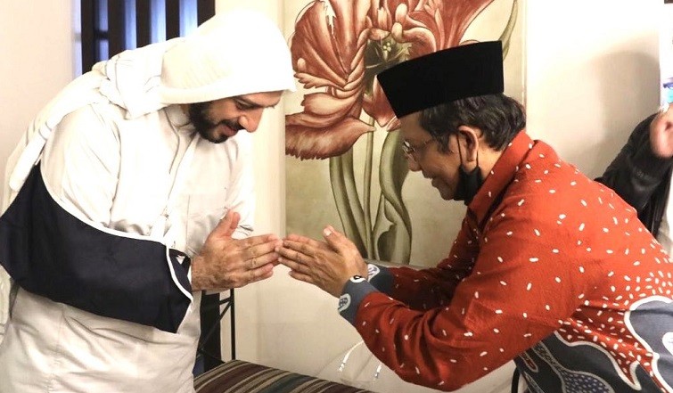 Dijenguk Mahfud MD, Syekh Ali Jaber Titip Pesan ke Presiden Jokowi