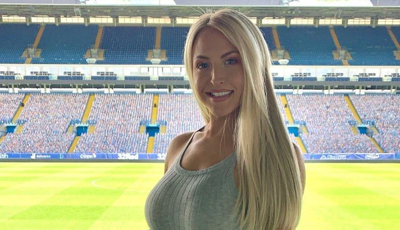 Jurnalis Seksi Leeds United Bikin Heboh Dunia Maya