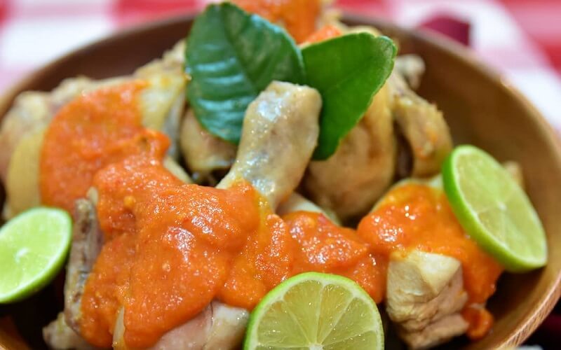 Yuk Coba Resep Ayam Pop Khas Rumah Makan Padang, Nikmat Dicocol Sambal Merah!