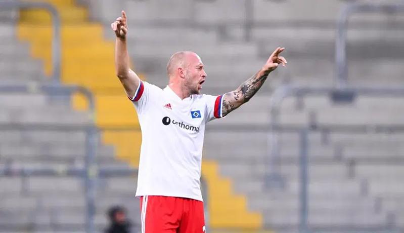 Kesal Diejek, Pemain Hamburg Nyaris Baku Hantam dengan Suporter