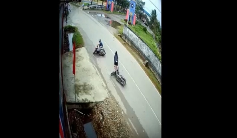 Terekam CCTV, Sejoli di Singkawang Tabrak Pengendara Motor Lalu Rampas HP Korban
