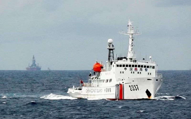   Waduh, Kapal Penjaga Pantai Filipina dan China Nyaris Tabrakan