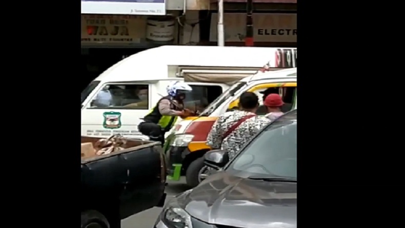 Viral, Polisi Naiki Kaca Depan Mobil Angkot karena Nyaris Ditabrak di Pematangsiantar