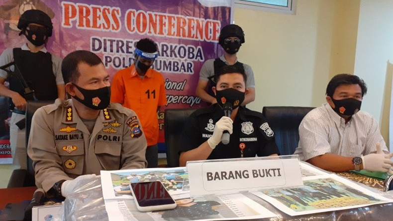 Gendong Karung Berisi 110 Kilogram Ganja, Sopir Truk di Padang Ditangkap Polisi