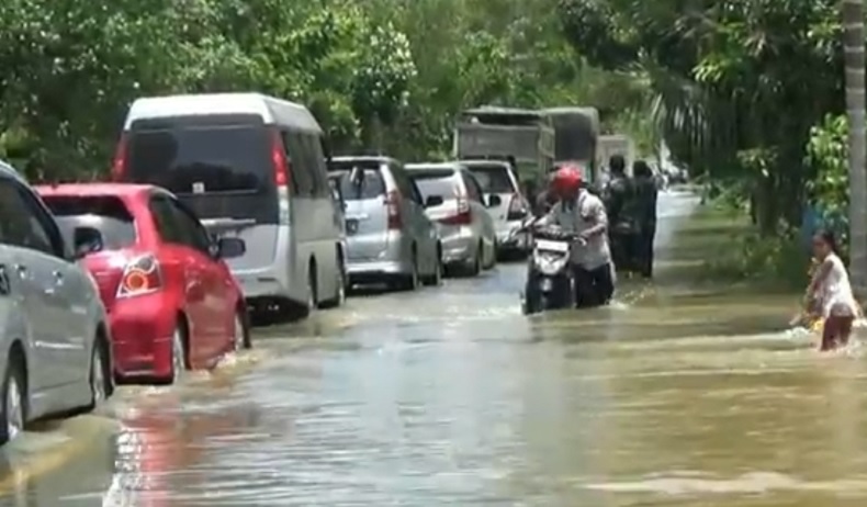 Banjir akibat Luapan Sungai di Katingan Kalteng Nyaris Memutus Akses Jalan