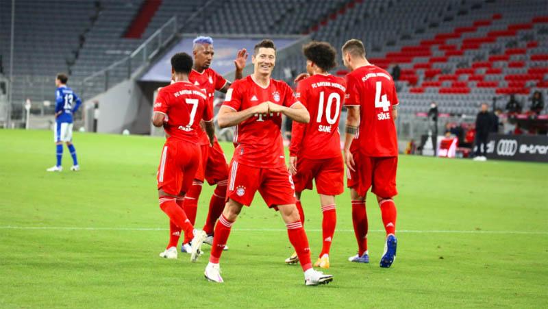 Bayern Munchen Bantai Schalke 8-0, Lewandowski Lewati Rekor Rummenigge