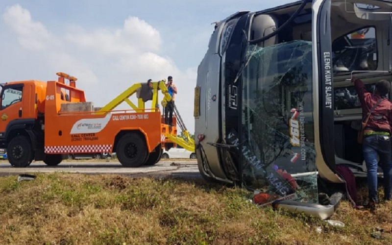 Bus Sudiro Tunggal Jaya Terguling di Tol Cipali, 1 Tewas dan 3 Luka Berat
