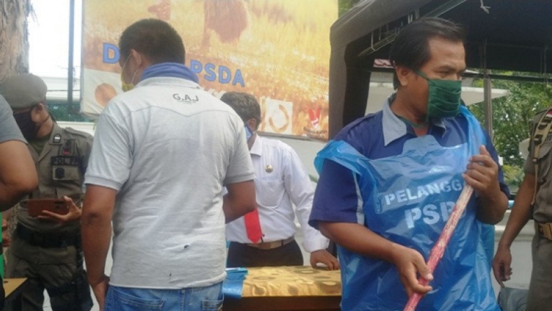 Tak Pakai Masker, Warga Padang Dihukum Sapu Jalan dan Cabut Rumput