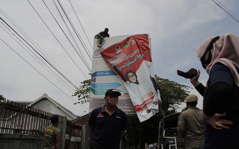 Bawaslu Bongkar Alat Peraga Sementara Paslon Kepala Daerah di Blora
