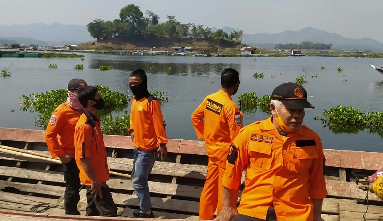 5 Pemuda Naik Perahu Tongkang Terbalik di Waduk Cirata, 1 Orang Tenggelam