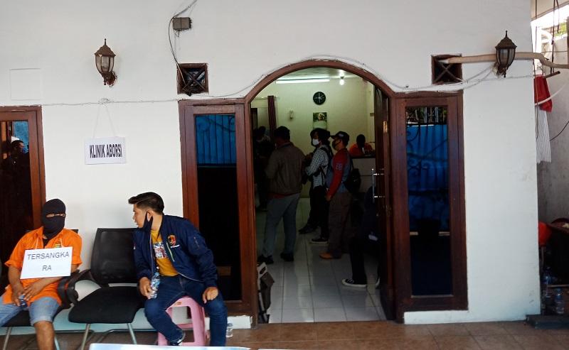 Rekonstruksi Klinik Aborsi Ilegal di Jakpus, Pelaku Buang Janin ke Toilet