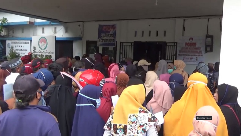 Warga Sulit Diatur, Pembagian BLT di Maros Tak Terapkan Protokol Kesehatan