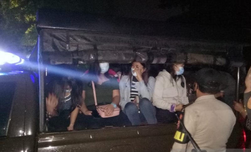 Kafe dan Panti Pijat di Kebon Jeruk Dibubarkan Polisi, 11 Perempuan Diamankan
