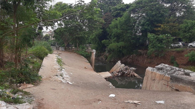 Ambles , Begini Kondisi Jalan Inspeksi Pesanggrahan Jakarta Barat