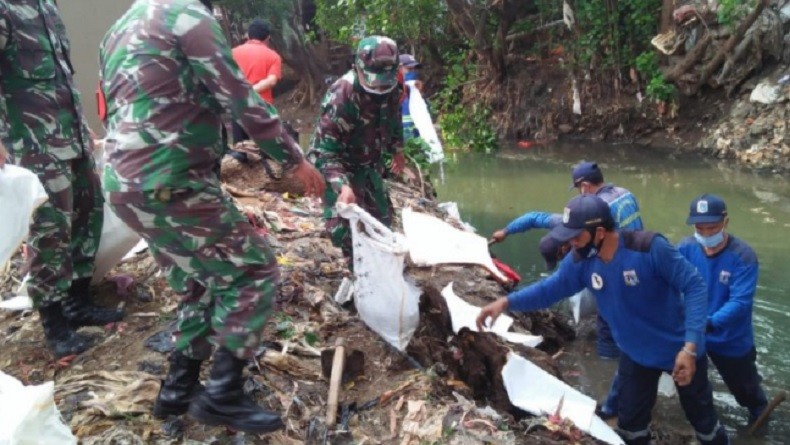 Antisipasi Banjir, 2 Ekskavator Dikerahkan Keruk Lumpur di Kali Mampang Jaksel