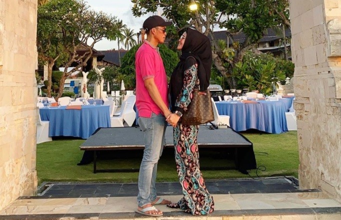 Meggy Wulandari Pamer Foto dengan Suami Baru, Netizen: Mirip Kiwil