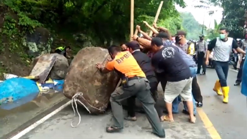 Didorong Belasan Orang, Batu Besar di Tengah Jalan Padang-Painan Sukses Dievakuasi
