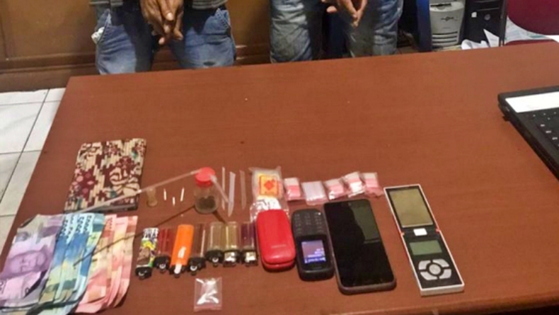 Tangkap 2 Pengedar di Pariaman, Polisi Temukan Buku Catatan Penjualan Sabu