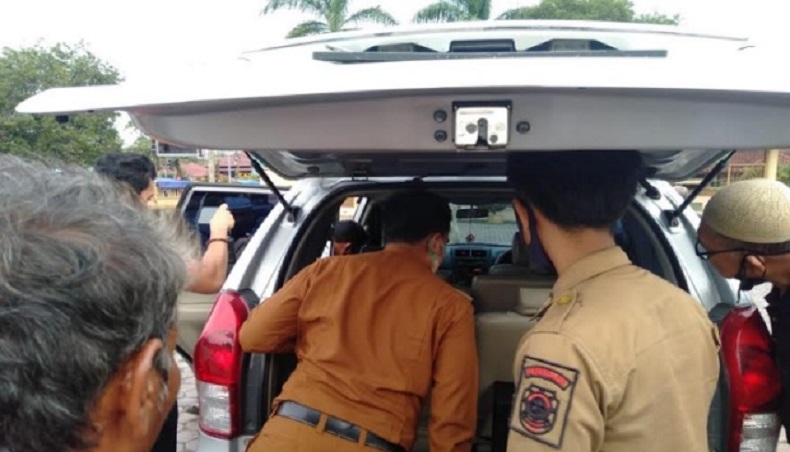 Heboh Mobil Goyang di Masjid, Pasangan Mesum Kabur saat Digerebek Warga