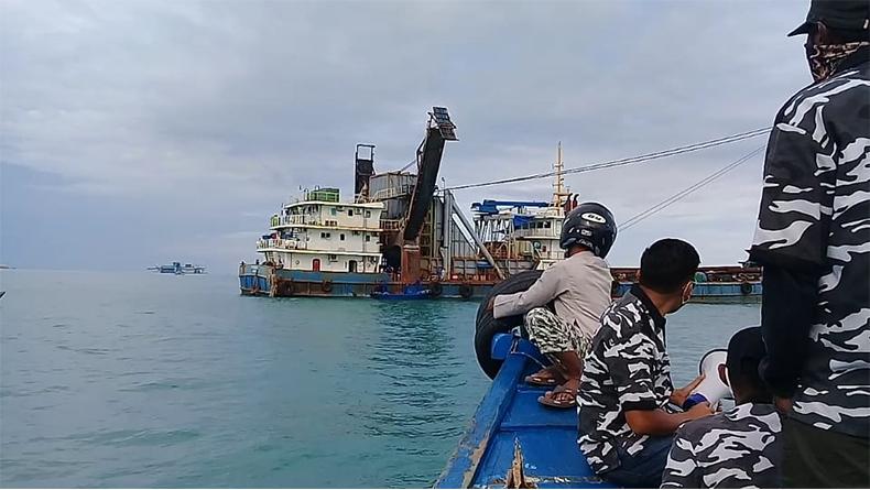 Nelayan Sungailiat Usir Kapal Penambang Pasir di Perairan Air Kantung