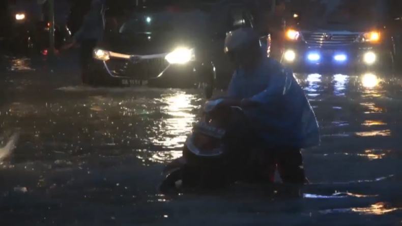 Diguyur Hujan dari Sore, 3 Kecamatan di Kota Padang Diterjang Banjir