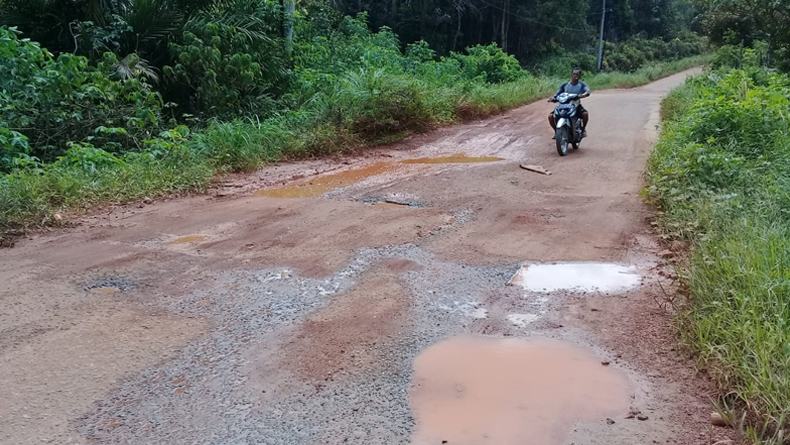Akses Jalan Penghubung 2 Kecamatan di Kabupaten Bangka Rusak Parah