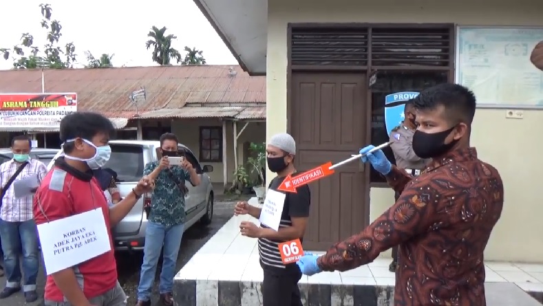 Polisi Gelar Rekonstruksi Pembunuhan Paman dan Keponakan oleh Satpam Kompleks