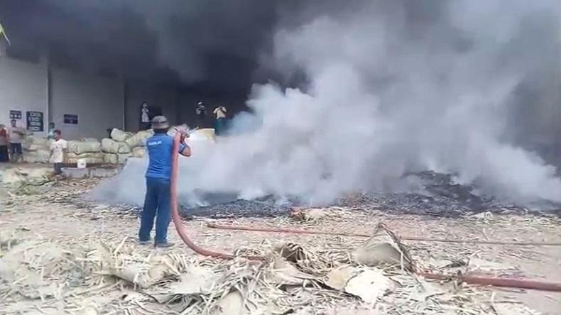 Puluhan Bal Tembakau Terbakar di Depan Gudang Pamekasan, Diduga Disebabkan Puntung Rokok