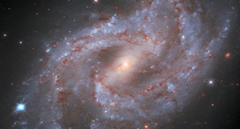 Hubble Tangkap Ledakan Supernova di Galaksi yang Jauh