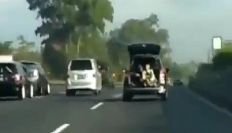 Viral Pemuda Buka Pintu Belakang Mobil di Jalan Tol, Ini Kata Polisi