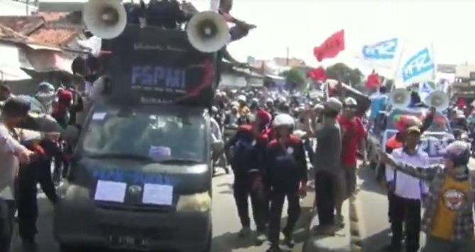 Demo Tolak UU Cipta Kerja, Ribuan Buruh di Subang Blokade Jalur Pantura