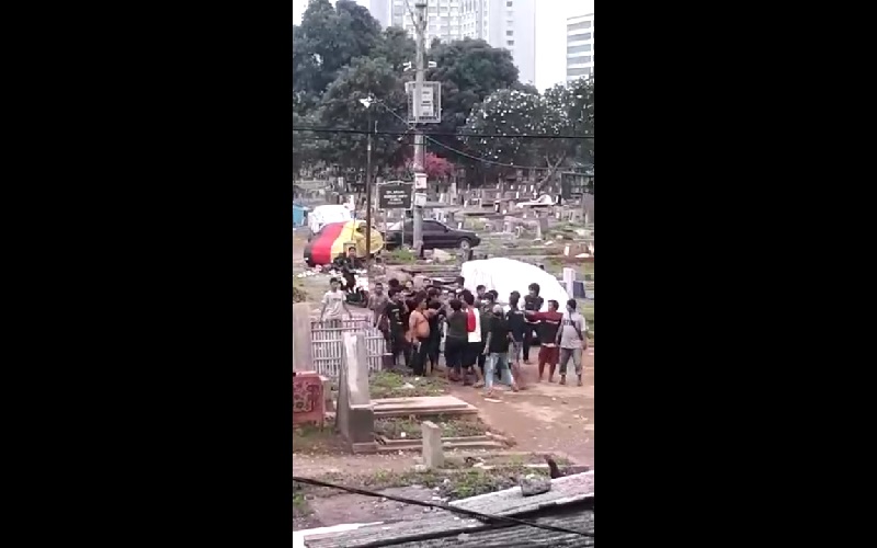 Viral Keributan di TPU Menteng Pulo, Polisi Tangkap Pria yang Tenteng Senpi