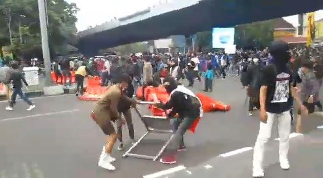Demo Tolak UU Cipta Kerja, Mahasiswa di Bandung Rusak Fasilitas dan Mobil Pelat Merah