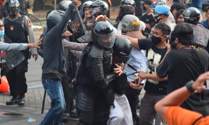 Polisi Amankan 100 Orang saat Demo Ricuh Tolak UU Cipta Kerja di DPRD Jateng