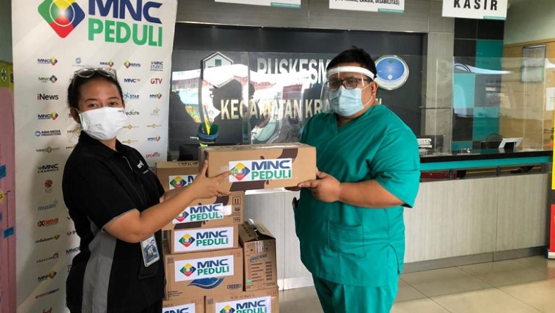 MNC Peduli Berikan Makanan-Minuman Ringan kepada Puskesmas Kramat Jati dan Kampung Makassar