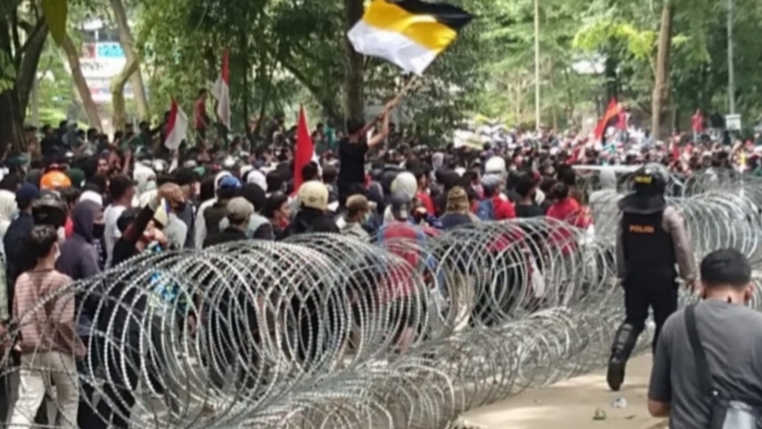 Demo Tolak Omnibus Law di Medan Ricuh, Massa Lempari Gedung DPRD Sumut