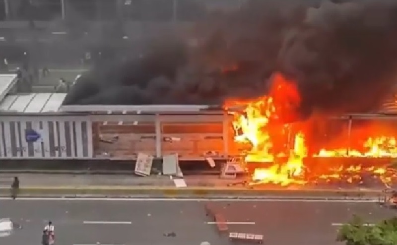 Demo Rusuh, Halte Busway Bundaran HI Dibakar Massa
