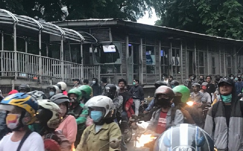 Blokade Simpang Grogol, Massa Rusak 2 Halte Busway