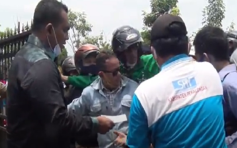 Heboh Anggota DPRD Pekalongan Bagi-Bagi Uang saat Aksi Demo Buruh