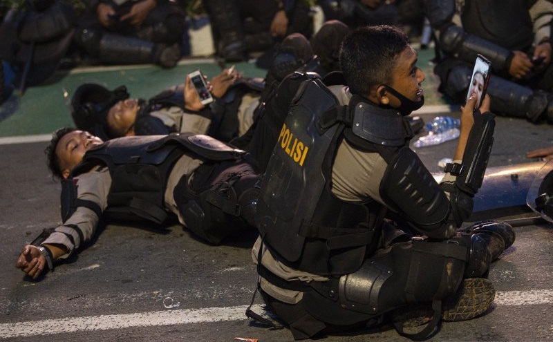3 Polisi Terluka saat Amankan Demo Omnibus Law di Makassar