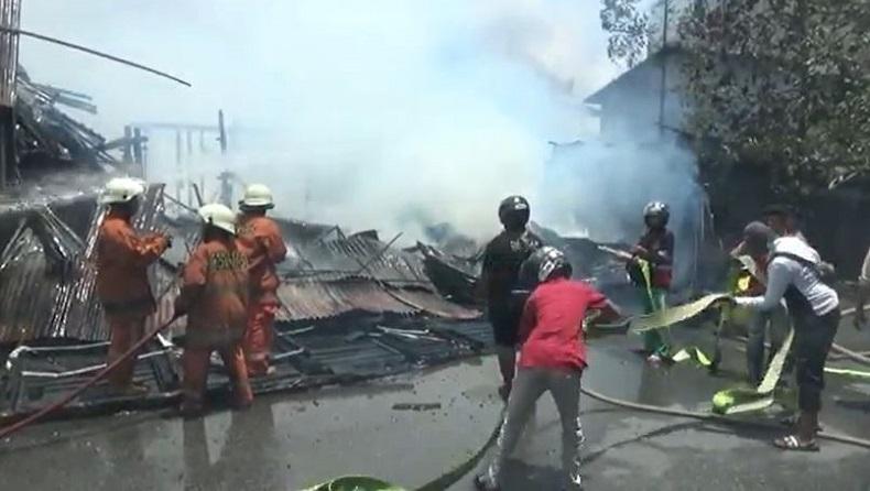 7 Ruko di Pontianak Terbakar, Belasan Unit Mobil Damkar Diterjunkan ke Lokasi