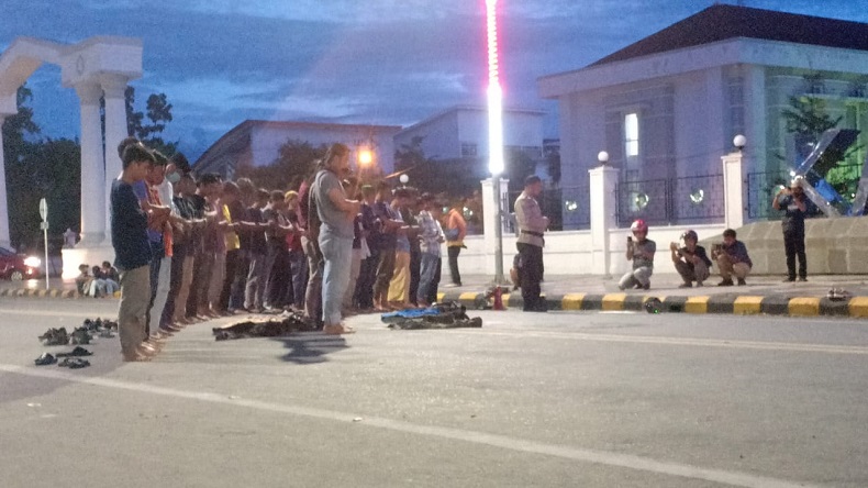 Mahasiswa dan Polisi di Palopo Kompak Salat Magrib saat Demo Tolak UU Cipta Kerja